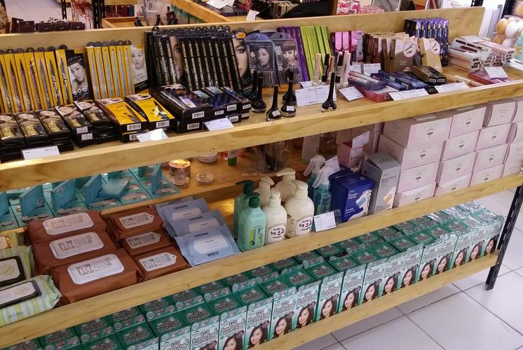 2023小型化妆品店面室内装修图片大全